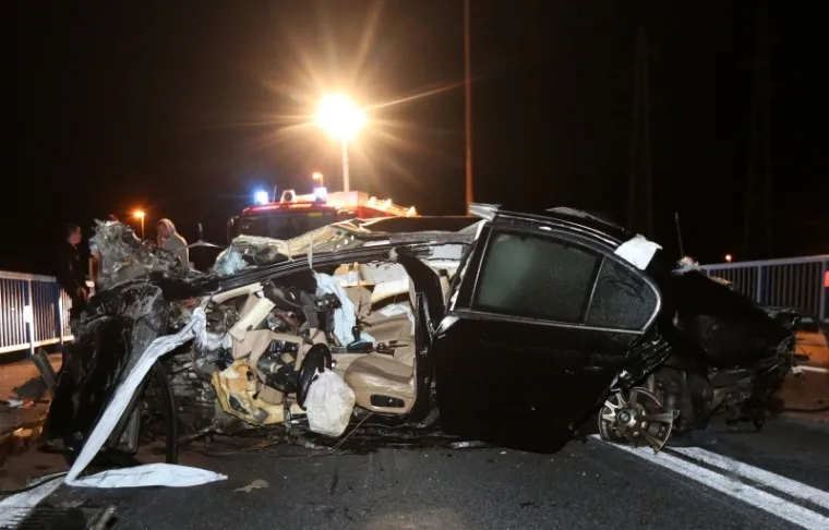 Mu&scaron;karac sa splitskog područja, star 23 godine, zadobio je te&scaron;ke i po život opasne ozljede u prometnoj nesreći koja se u četvrtak prije ponoći dogodila na nadvožnjaku kod trgovačkog centra Dalmare u &Scaron;ibeniku. U sudaru su sudjelovala tri vozila, a jo&scaron; su dvije osobe prebačene u &scaron;ibensku Opću bolnicu.