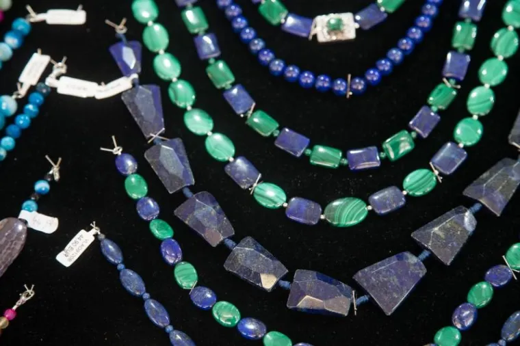 U zagrebačkom Domu sportova održava se Međunarodni sajam dragog i poludragog kamenja - Mineral Expo Zagreb. Kao i svake godine, razni međunarodni izlagači ponudili su posjetiteljima nakit i ukrasne predmete od dragog i poludragog kamenja, bisera i koralja te neobradđene minerale i fosile, po posebno povoljnim cijenama