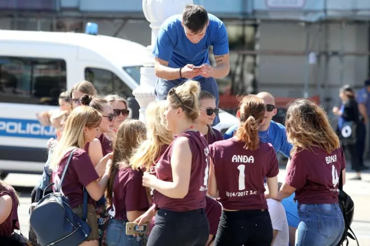 MATURANTI SLAVE ZADNJI DAN &Scaron;KOLE: Pogledajte kako luduju u Zagrebu