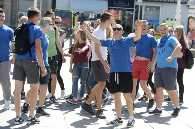 MATURANTI SLAVE ZADNJI DAN &Scaron;KOLE: Pogledajte kako luduju u Zagrebu