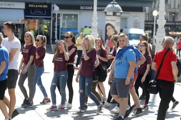 MATURANTI SLAVE ZADNJI DAN &Scaron;KOLE: Pogledajte kako luduju u Zagrebu