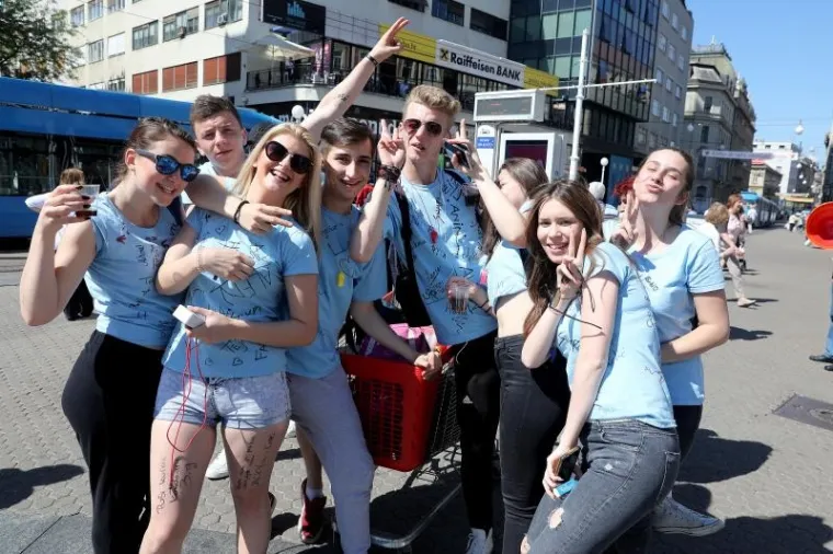 Mno&scaron;tvo maturanata u majicama raznih boja okupilo se u petak na glavnom zagrebačkom trgu na tradicionalnoj proslavi posljednjeg dana nastave, "Norijadi", odakle su uz techno glazbu iz DJ kamiona krenuli prema jezeru Bundek, gdje je za maturante priređen glazbeno-scenski program.