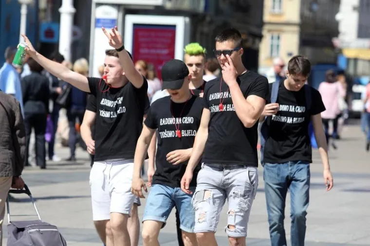 MATURANTI SLAVE ZADNJI DAN &Scaron;KOLE: Pogledajte kako luduju u Zagrebu