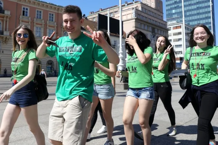 MATURANTI SLAVE ZADNJI DAN &Scaron;KOLE: Pogledajte kako luduju u Zagrebu