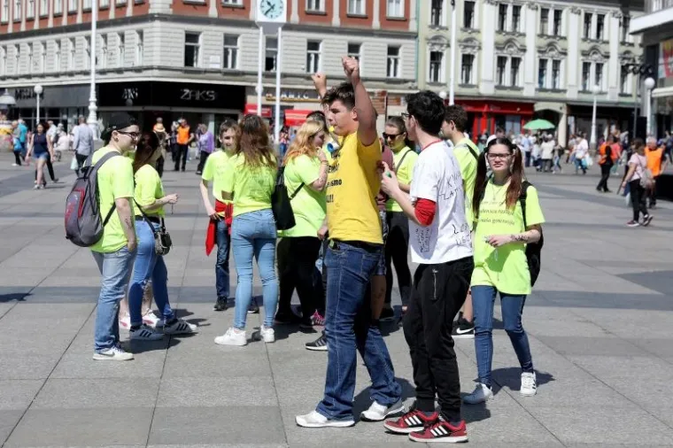 MATURANTI SLAVE ZADNJI DAN &Scaron;KOLE: Pogledajte kako luduju u Zagrebu