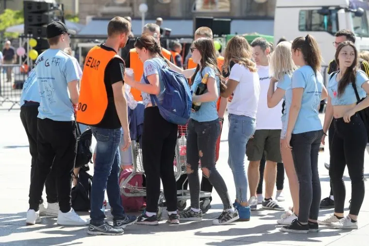 MATURANTI SLAVE ZADNJI DAN &Scaron;KOLE: Pogledajte kako luduju u Zagrebu