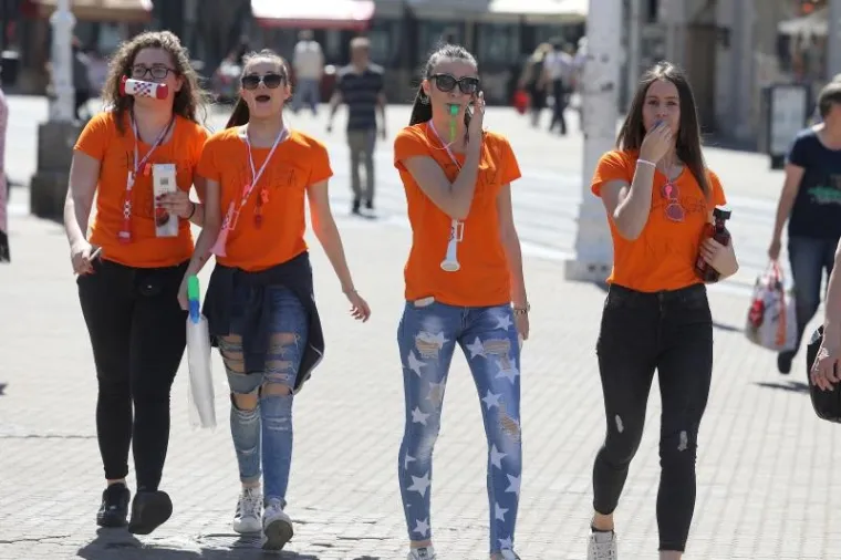 MATURANTI SLAVE ZADNJI DAN &Scaron;KOLE: Pogledajte kako luduju u Zagrebu