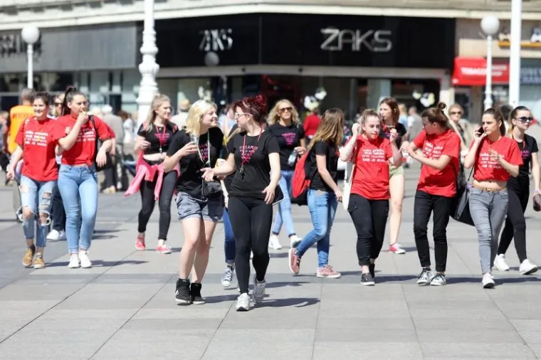 MATURANTI SLAVE ZADNJI DAN &Scaron;KOLE: Pogledajte kako luduju u Zagrebu