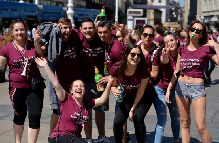 MATURANTI SLAVE ZADNJI DAN &Scaron;KOLE: Pogledajte kako luduju u Zagrebu