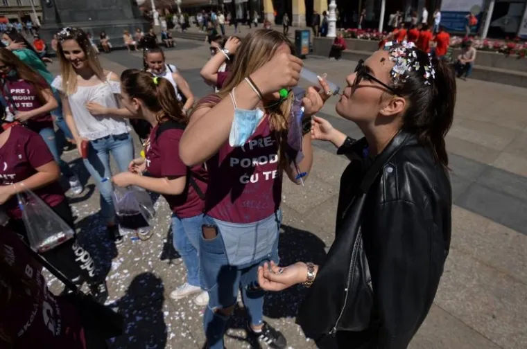 MATURANTI SLAVE ZADNJI DAN &Scaron;KOLE: Pogledajte kako luduju u Zagrebu