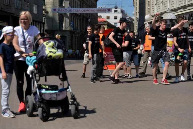 MATURANTI SLAVE ZADNJI DAN &Scaron;KOLE: Pogledajte kako luduju u Zagrebu