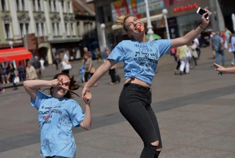 MATURANTI SLAVE ZADNJI DAN &Scaron;KOLE: Pogledajte kako luduju u Zagrebu