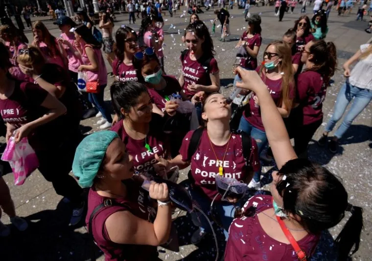 MATURANTI SLAVE ZADNJI DAN &Scaron;KOLE: Pogledajte kako luduju u Zagrebu