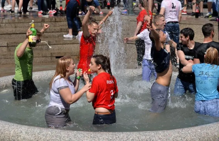 MATURANTI SLAVE ZADNJI DAN &Scaron;KOLE: Pogledajte kako luduju u Zagrebu