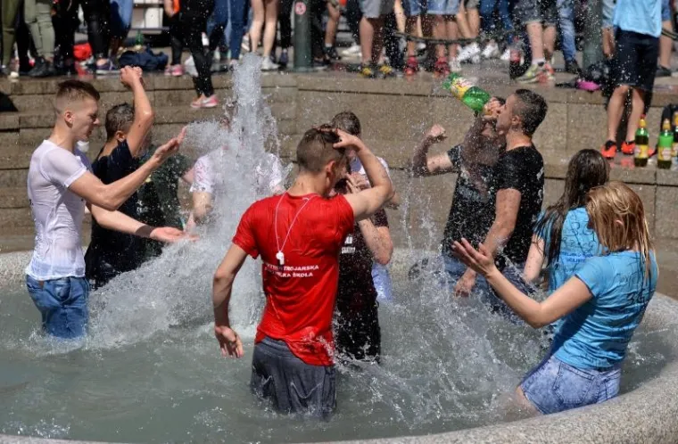 MATURANTI SLAVE ZADNJI DAN &Scaron;KOLE: Pogledajte kako luduju u Zagrebu