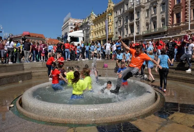 MATURANTI SLAVE ZADNJI DAN &Scaron;KOLE: Pogledajte kako luduju u Zagrebu