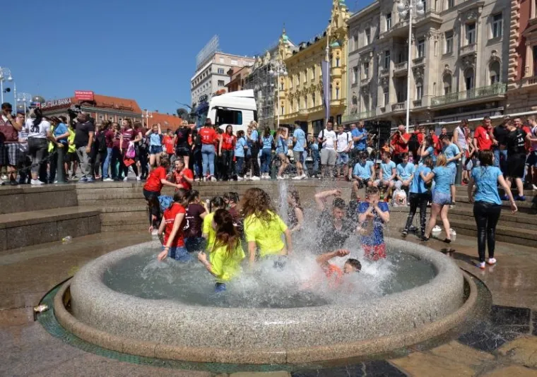 MATURANTI SLAVE ZADNJI DAN &Scaron;KOLE: Pogledajte kako luduju u Zagrebu