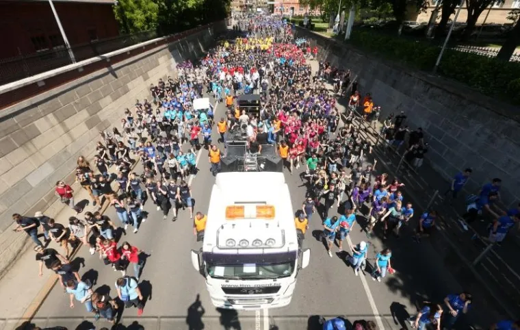 MATURANTI SLAVE ZADNJI DAN &Scaron;KOLE: Pogledajte kako luduju u Zagrebu