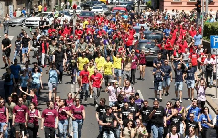 MATURANTI SLAVE ZADNJI DAN &Scaron;KOLE: Pogledajte kako luduju u Zagrebu
