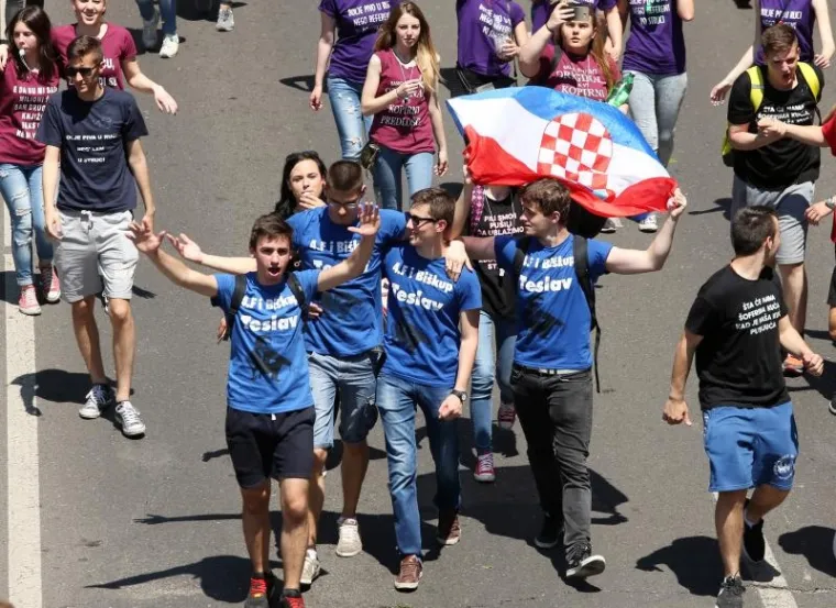 MATURANTI SLAVE ZADNJI DAN &Scaron;KOLE: Pogledajte kako luduju u Zagrebu