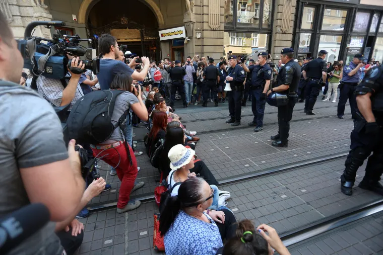 Nemile scene u Zagrebu: aktivistice blokirale 'Hod za život', policija ih 'potrpala' u maricu