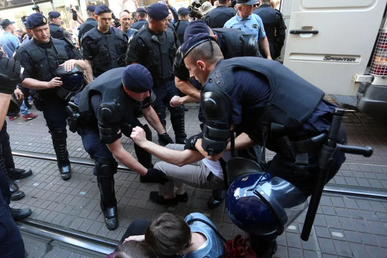 Nemile scene u Zagrebu: aktivistice blokirale 'Hod za život', policija ih 'potrpala' u maricu