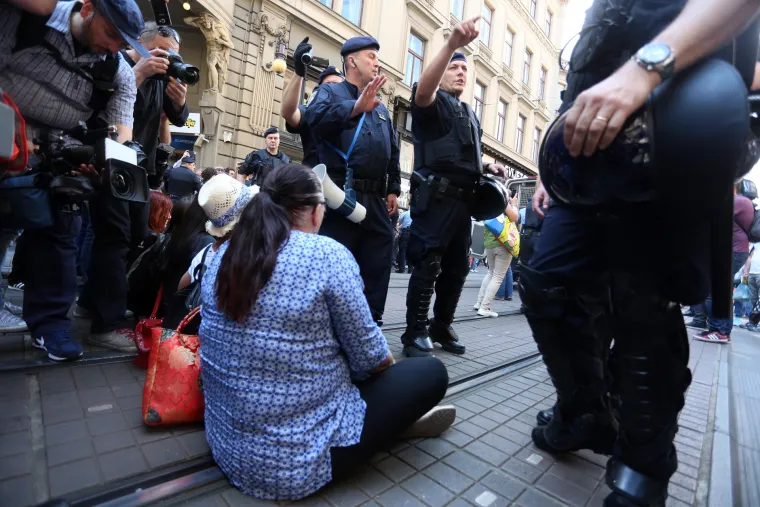 Nemile scene u Zagrebu: aktivistice blokirale 'Hod za život', policija ih 'potrpala' u maricu