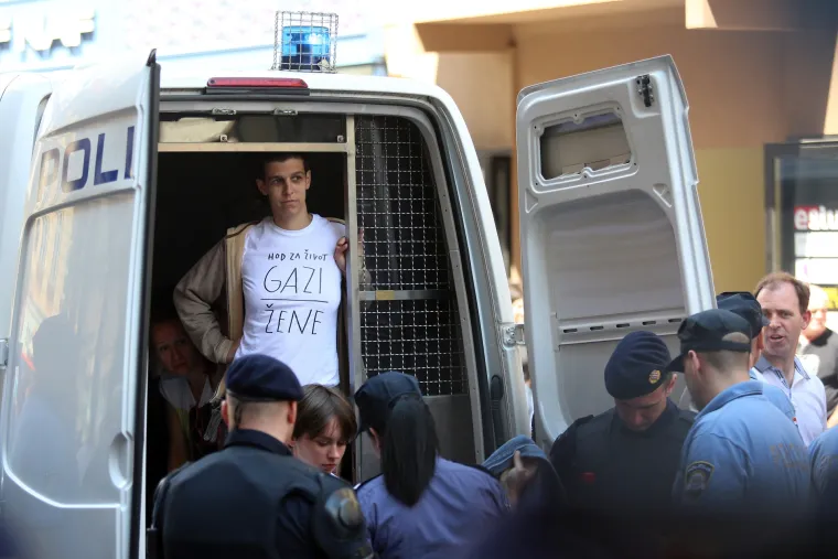 Nemile scene u Zagrebu: aktivistice blokirale 'Hod za život', policija ih 'potrpala' u maricu