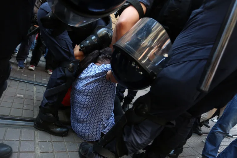 Nemile scene u Zagrebu: aktivistice blokirale 'Hod za život', policija ih 'potrpala' u maricu