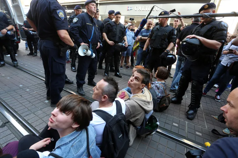 Nemile scene u Zagrebu: aktivistice blokirale 'Hod za život', policija ih 'potrpala' u maricu
