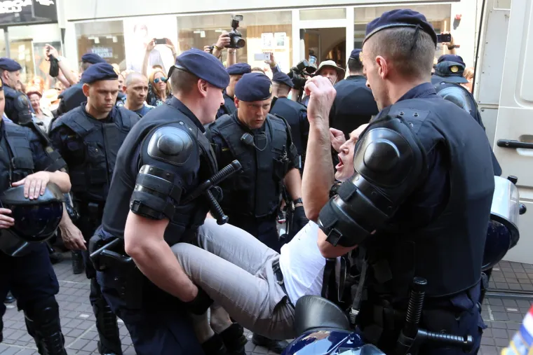 Nemile scene u Zagrebu: aktivistice blokirale 'Hod za život', policija ih 'potrpala' u maricu