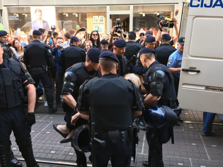 Nemile scene u Zagrebu: aktivistice blokirale 'Hod za život', policija ih 'potrpala' u maricu