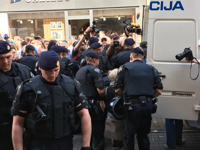 Nemile scene u Zagrebu: aktivistice blokirale 'Hod za život', policija ih 'potrpala' u maricu