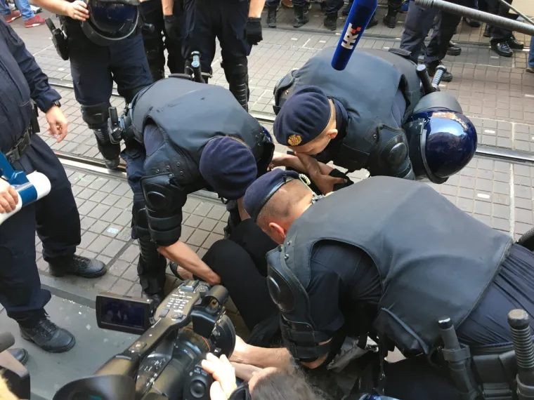 Nemile scene u Zagrebu: aktivistice blokirale 'Hod za život', policija ih 'potrpala' u maricu