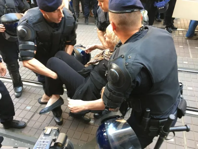 DRAMA U ZAGREBU: Policija odnosila aktiviste koji su sjeli ispred povorke 'Hod za život'