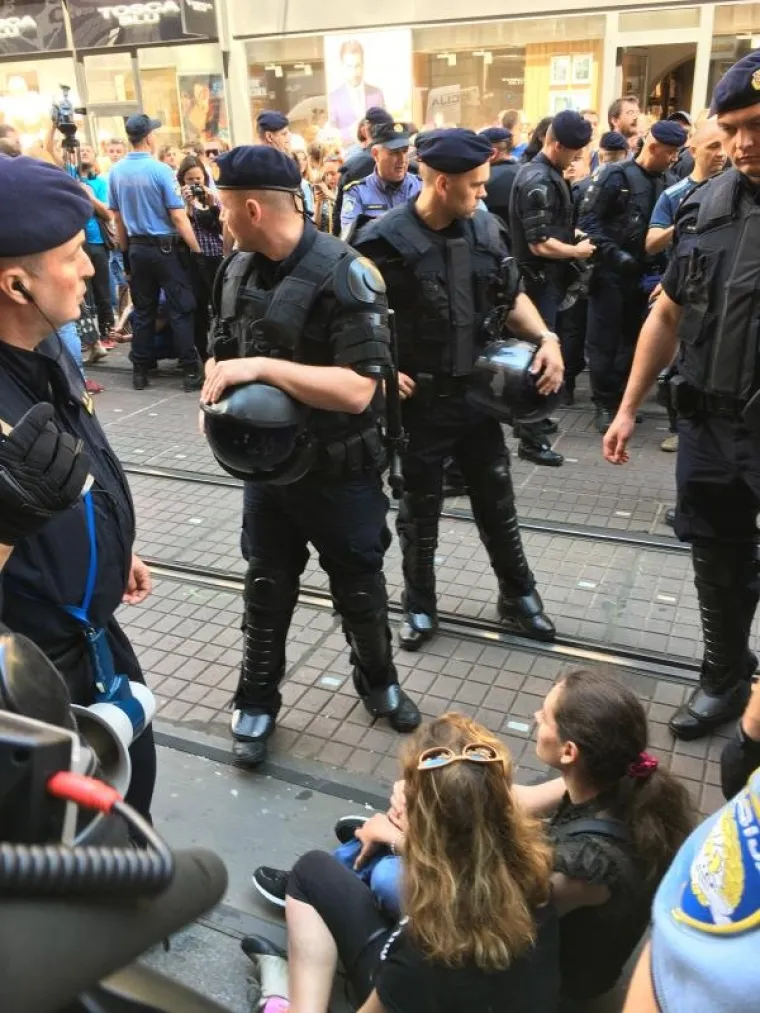 DRAMA U ZAGREBU: Policija odnosila aktiviste koji su sjeli ispred povorke 'Hod za život'