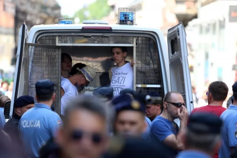DRAMA U ZAGREBU: Policija odnosila aktiviste koji su sjeli ispred povorke 'Hod za život'