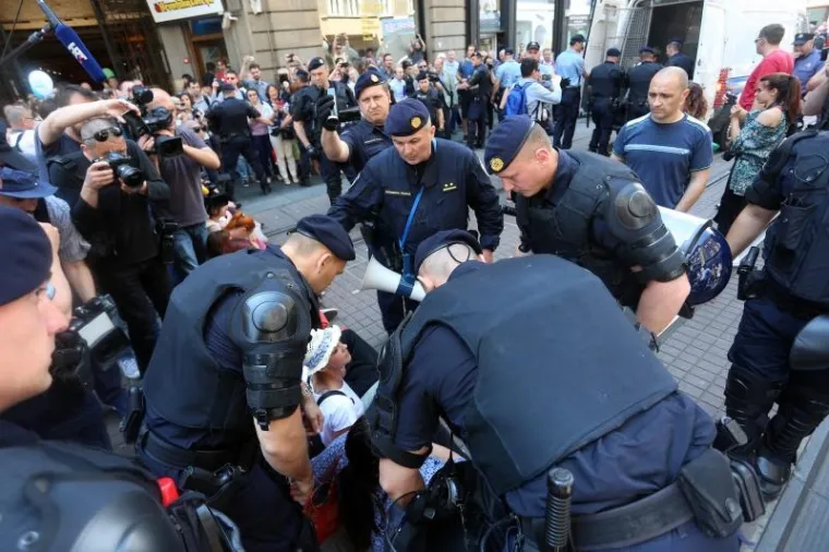 DRAMA U ZAGREBU: Policija odnosila aktiviste koji su sjeli ispred povorke 'Hod za život'