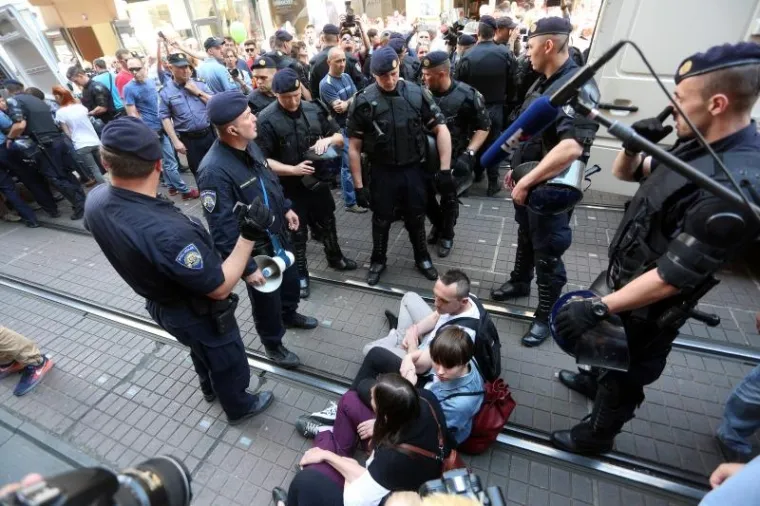 DRAMA U ZAGREBU: Policija odnosila aktiviste koji su sjeli ispred povorke 'Hod za život'