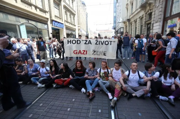 DRAMA U ZAGREBU: Policija odnosila aktiviste koji su sjeli ispred povorke 'Hod za život'