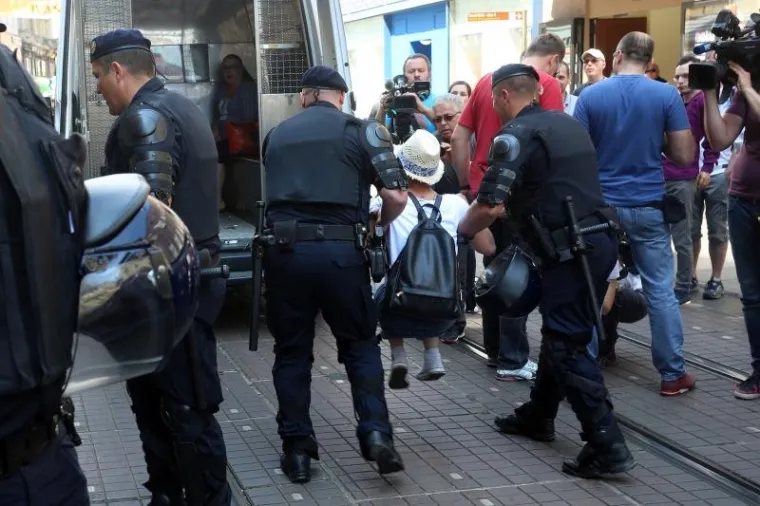 DRAMA U ZAGREBU: Policija odnosila aktiviste koji su sjeli ispred povorke 'Hod za život'