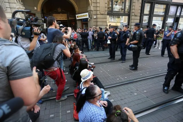 DRAMA U ZAGREBU: Policija odnosila aktiviste koji su sjeli ispred povorke 'Hod za život'