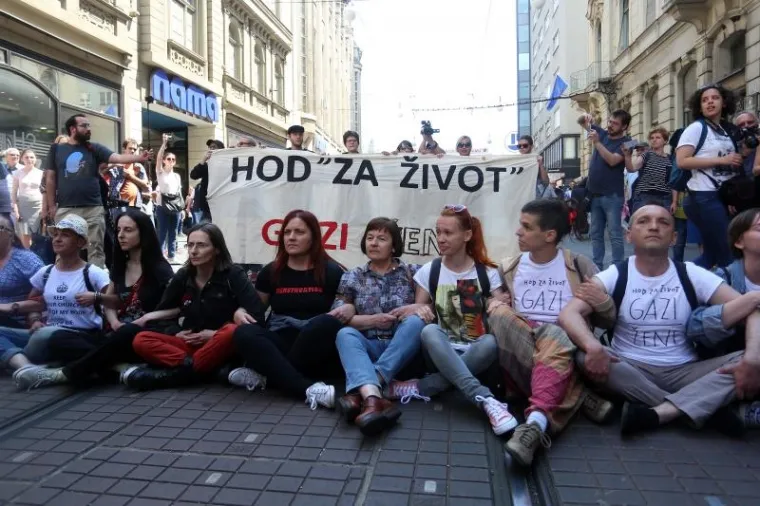 DRAMA U ZAGREBU: Policija odnosila aktiviste koji su sjeli ispred povorke 'Hod za život'