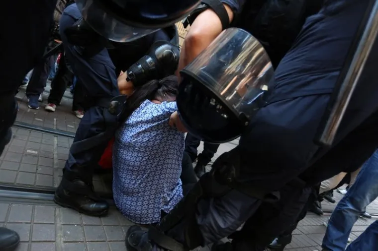 DRAMA U ZAGREBU: Policija odnosila aktiviste koji su sjeli ispred povorke 'Hod za život'