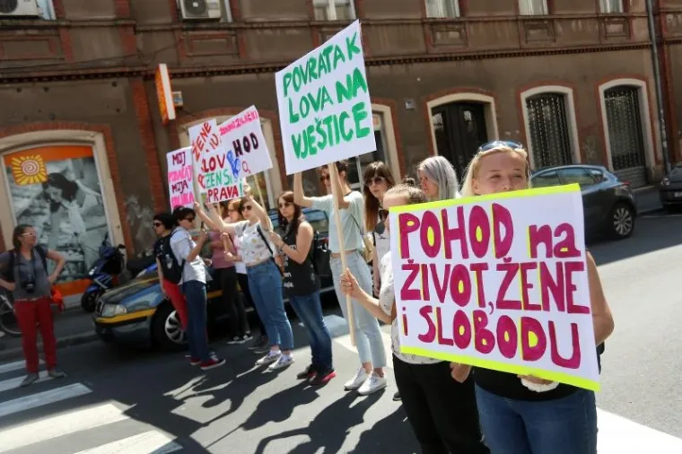 'OVA P**KA NE RAĐA NACIONALISTE': Pogledajte plakate koji su dočekali povorku 'Hoda za život'
