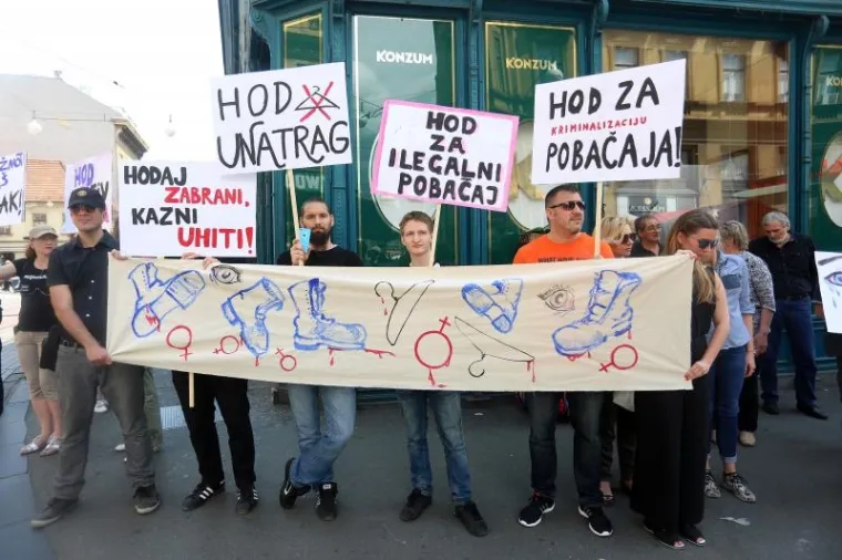 'OVA P**KA NE RAĐA NACIONALISTE': Pogledajte plakate koji su dočekali povorku 'Hoda za život'