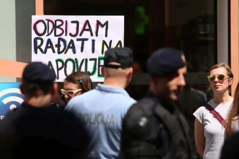 'OVA P**KA NE RAĐA NACIONALISTE': Pogledajte plakate koji su dočekali povorku 'Hoda za život'