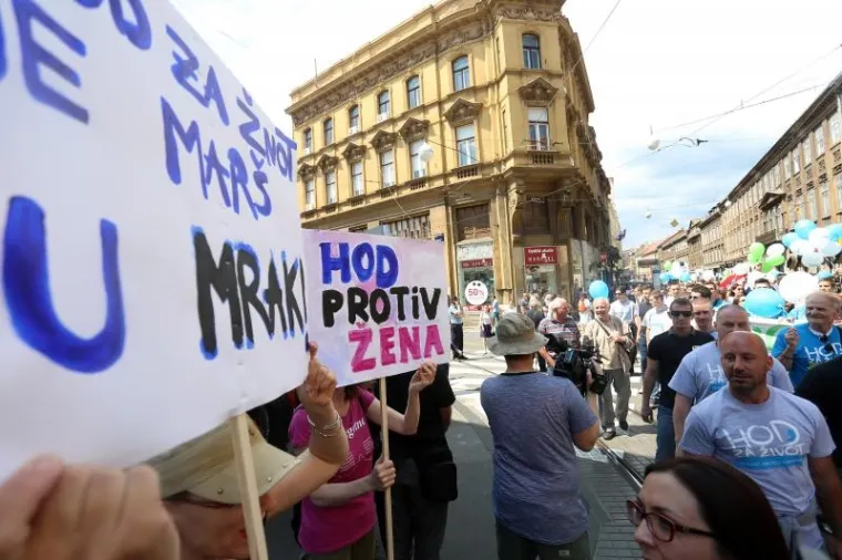 'OVA P**KA NE RAĐA NACIONALISTE': Pogledajte plakate koji su dočekali povorku 'Hoda za život'