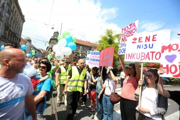 'OVA P**KA NE RAĐA NACIONALISTE': Pogledajte plakate koji su dočekali povorku 'Hoda za život'