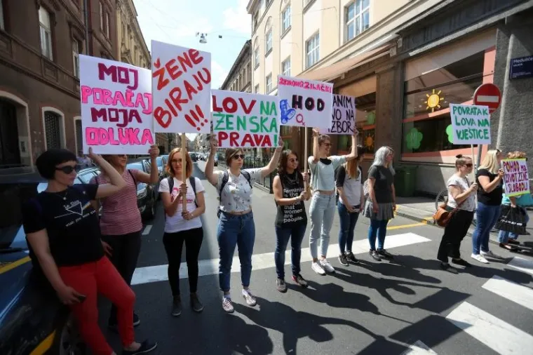 'OVA P**KA NE RAĐA NACIONALISTE': Pogledajte plakate koji su dočekali povorku 'Hoda za život'
